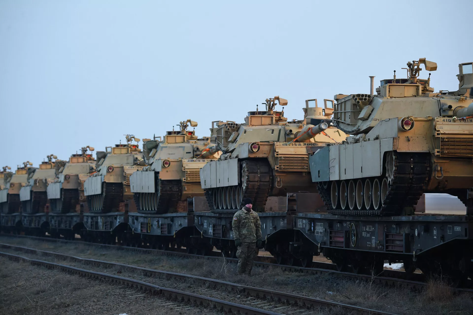 Американские боевые машины пехоты M2 Брэдли на железнодорожной станции Американские боевые машины пехоты M2 Брэдли на железнодорожной станции - Sputnik Lietuva, 1920, 10.02.2022