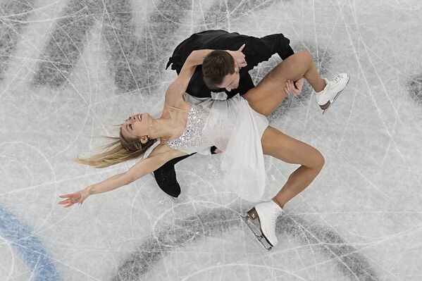 Viktorija Sinicina ir Nikita Kacalapovas iš Rusijos 2022 metų žiemos olimpinėse žaidynėse dailiojo čiuožimo varžybose. - Sputnik Lietuva