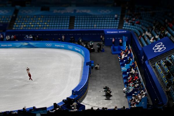 Šioje nuotraukoje, darytoje su pakreiptu ir poslinkiu objektyvu, pavaizduotas rusas Markas Kondratiukas, Pekino &quot;Capital Indoor&quot; stadione. Pekino žiemos olimpinėse žaidynėse dalyvaujantis vyrų vienviečių čiuožimo laisvo čiuožimo varžybose. - Sputnik Lietuva