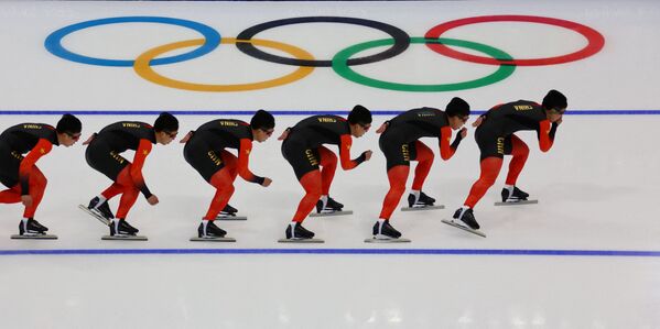 Greitasis čiuožimas — Vyrų 1500 m — Nacionalinis greitojo čiuožimo ovalas. Daugkartinės ekspozicijos nuotraukoje pavaizduotas Kinijos sportininkas Zhongyanas Ningas. - Sputnik Lietuva