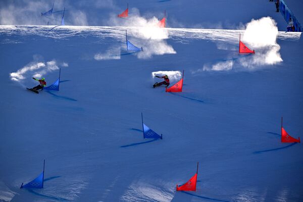 Austras Benjaminas Karlas (R) ir slovėnas Timas Mastnakas  varžėsi snieglenčių vyrų lygiagrečiojo slalomo rungties finale. - Sputnik Lietuva