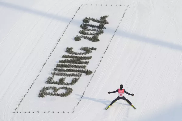 2022 metų žiemos olimpinėse žaidynėse vokietis Johannesas Rydzekas trečiadienį, 2022 metų vasario 2 dieną, nusileidžia per bandomąjį šuolį su slidėmis. 2022 metų žiemos olimpinėse žaidynėse vokietis Johannesas Rydzekas trečiadienį, 2022 metų vasario 2 dieną, nusileidžia per bandomąjį šuolį su slidėmis. - Sputnik Lietuva