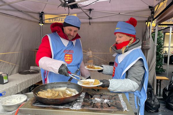 Жителей и гостей Паланги угощали блюдами из корюшки.  - Sputnik Литва