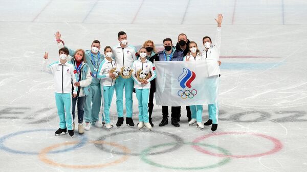 Российские фигуристы и их тренеры с наградами командных соревнований по фигурному катанию на XXIV зимних Олимпийских играх в Пекине - Sputnik Литва