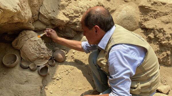 Archeologas šalia vaiko mumijos senovės Peru mieste Kajamarkiloje - Sputnik Lietuva
