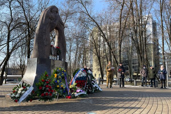 Участники возложили венки и цветы к подножью памятника. - Sputnik Литва