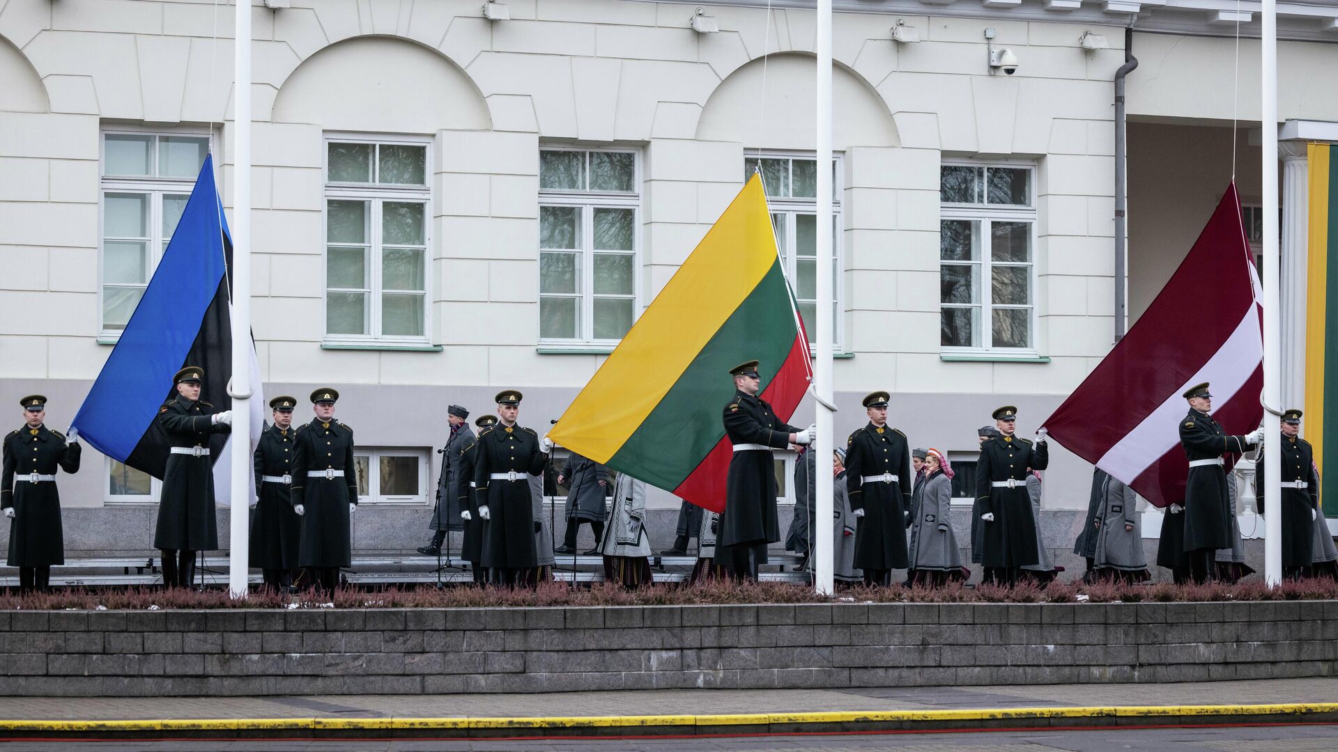 Торжественная церемония поднятия флагов трех стран Балтии в День восстановления Литовского государства - Sputnik Литва, 1920, 31.03.2022