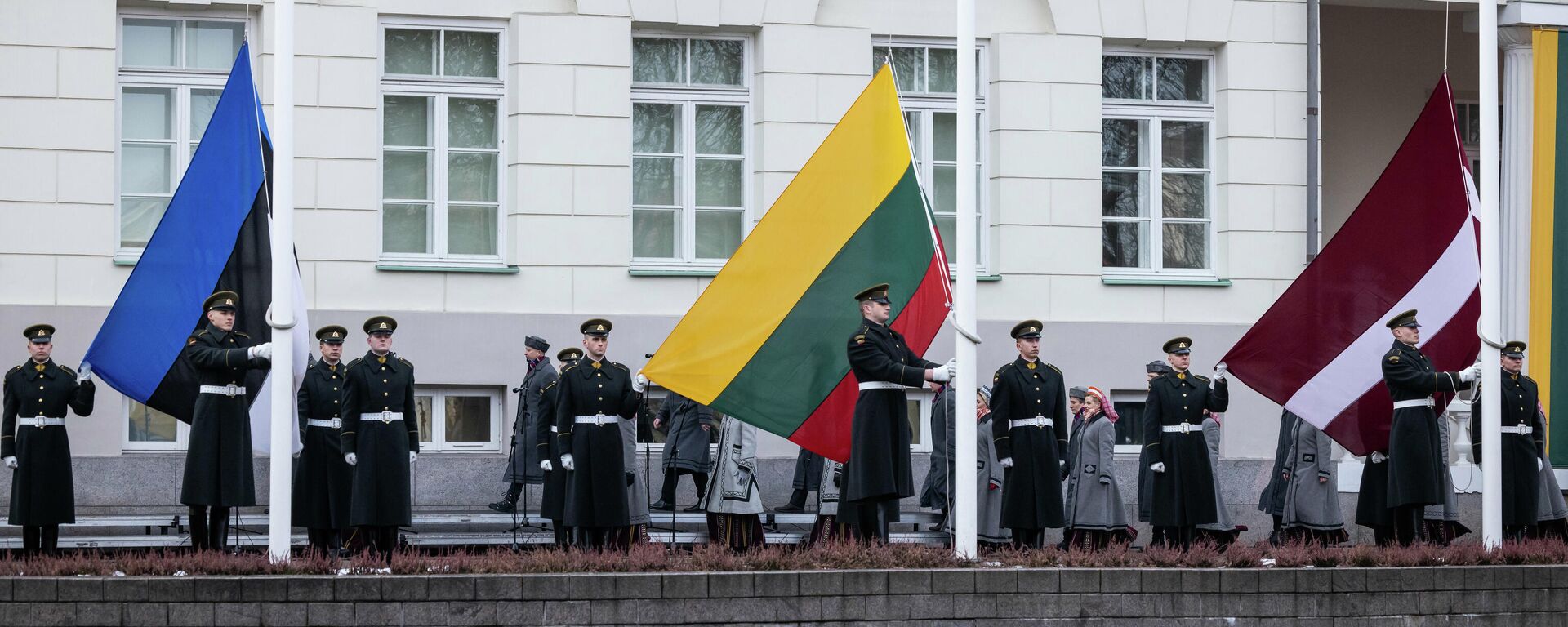 Торжественная церемония поднятия флагов трех стран Балтии в День восстановления Литовского государства - Sputnik Lietuva, 1920, 25.03.2022