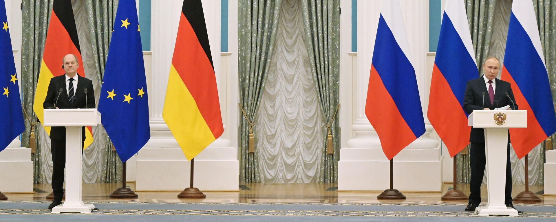 Президент России Владимир Путин и федеральный канцлер Германии Олаф Шольц - Sputnik Литва, 1920, 16.02.2022