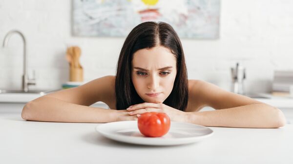 Девушка перед тарелкой с помидором, архивное фото - Sputnik Литва