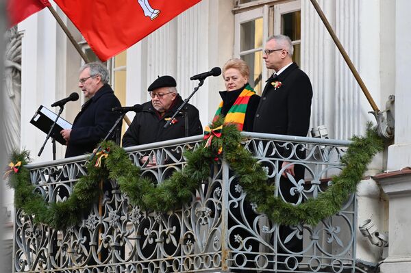Литовский политик Витаутас Ландсбергис и экс-президент Литвы Даля Грибаускайте выступили с балкона.  - Sputnik Литва