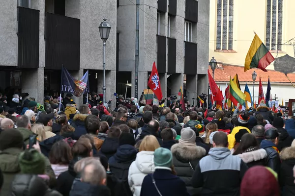 Prieigas prie Nepriklausomybės Akto signatarų namo balkono užtvėrė policija. - Sputnik Lietuva