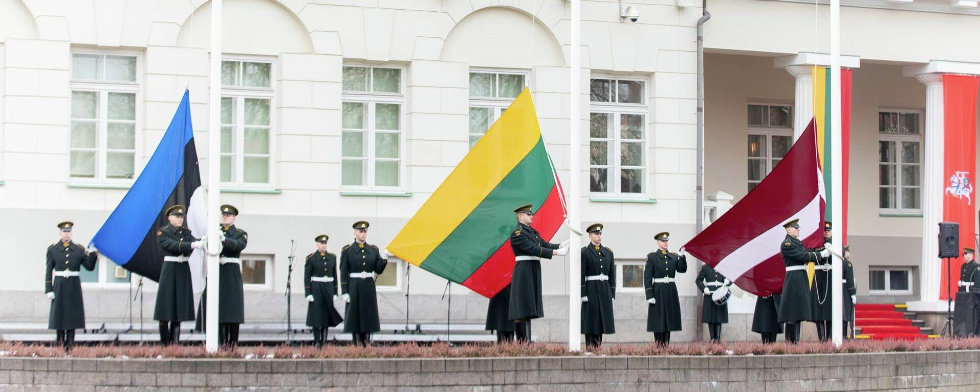 Торжественная церемония поднятия флагов стран Балтии в День восстановления Литовского государства - Sputnik Литва, 1920, 12.01.2023