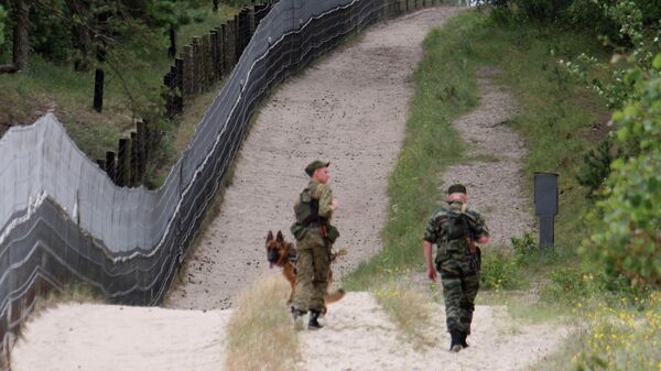 Российские пограничники на российском участке границы с Польшей на полуострове Балтийская коса, архивное фото - Sputnik Литва
