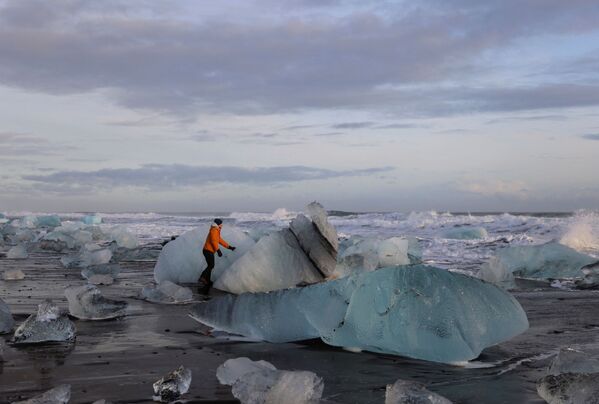 Агентства организовывают джип- и снегоход-туры, чтобы туристы смогли увидеть айсберги, облепившие лагуну. - Sputnik Литва