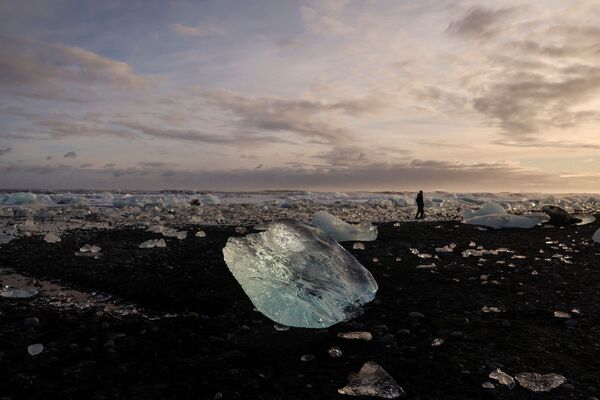 На фото: ледяная глыба в лагуне Йекюльсаурлоун. - Sputnik Литва