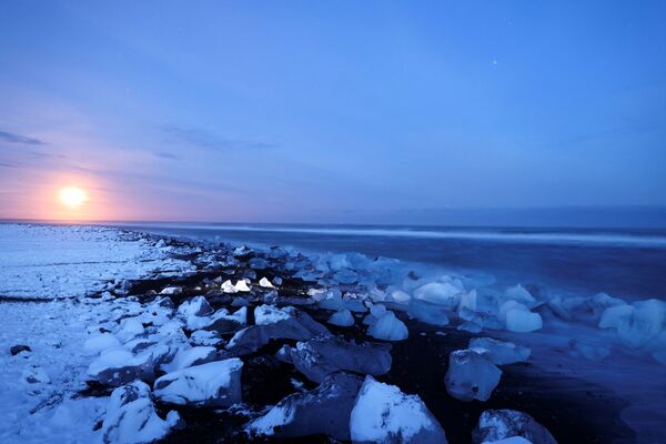 Огромные глыбы льда, отколовшиеся от ледника, иногда достигают размеров до 30 метров в высоту. - Sputnik Литва