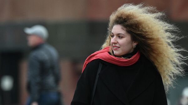 Девушка на улице в ветреную погоду, архивное фото - Sputnik Литва