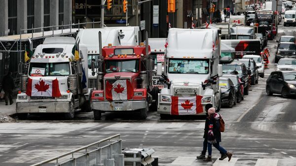 Sunkvežimiai Otavos gatvėse per sunkvežimių vairuotojų protestą Kanadoje - Sputnik Lietuva