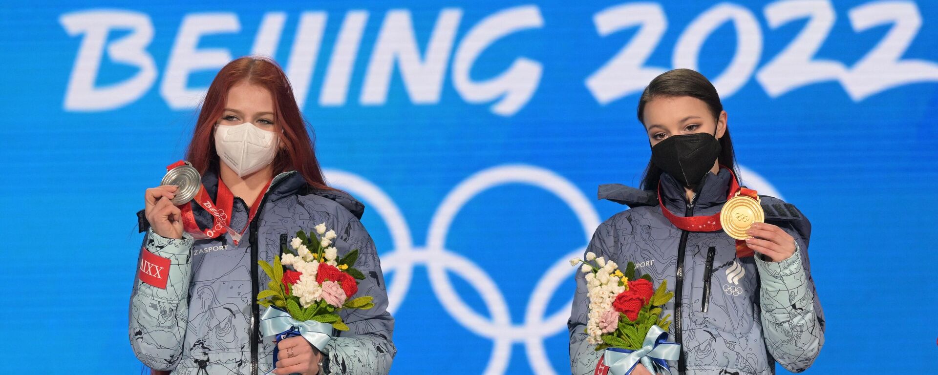 Rusijos dailiojo čiuožimo atstovės Ana Ščerbakova ir Aleksandra Trusova apdovanojimų ceremonijoje žiemos olimpinėse žaidynėse Pekine - Sputnik Lietuva, 1920, 01.03.2022