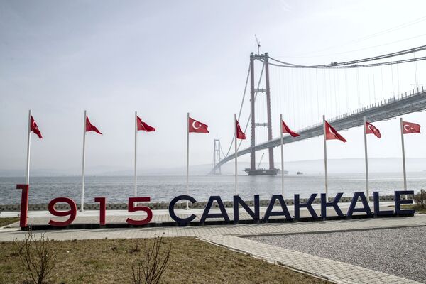 Tiltas pavadintas &quot;Čanakalė 1915&quot;, pagerbiant Turkijos kariuomenės pergalę prieš intervencijos dalyvius Dardanelų operacijoje (Čanakalės mūšyje) Pirmojo pasaulinio karo metu. - Sputnik Lietuva