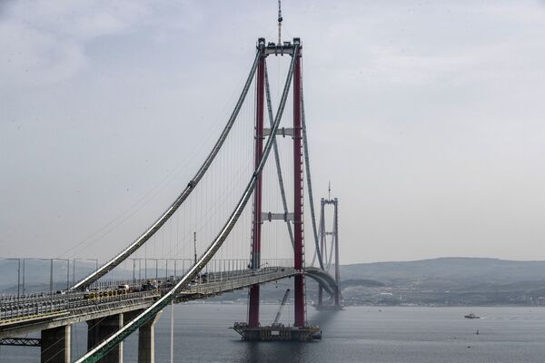 Šis tiltas, jungiantis Europą ir Aziją, turi ilgiausią centrinį tarpatramį pasaulyje — jis siekia 2023 metrus. - Sputnik Lietuva