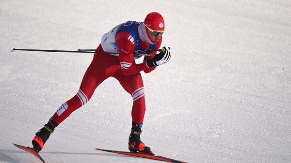 Российский лыжник Александр Большунов на дистанции лыжного масс-старта на 30 километров на Олимпиаде в Пекине - Sputnik Литва