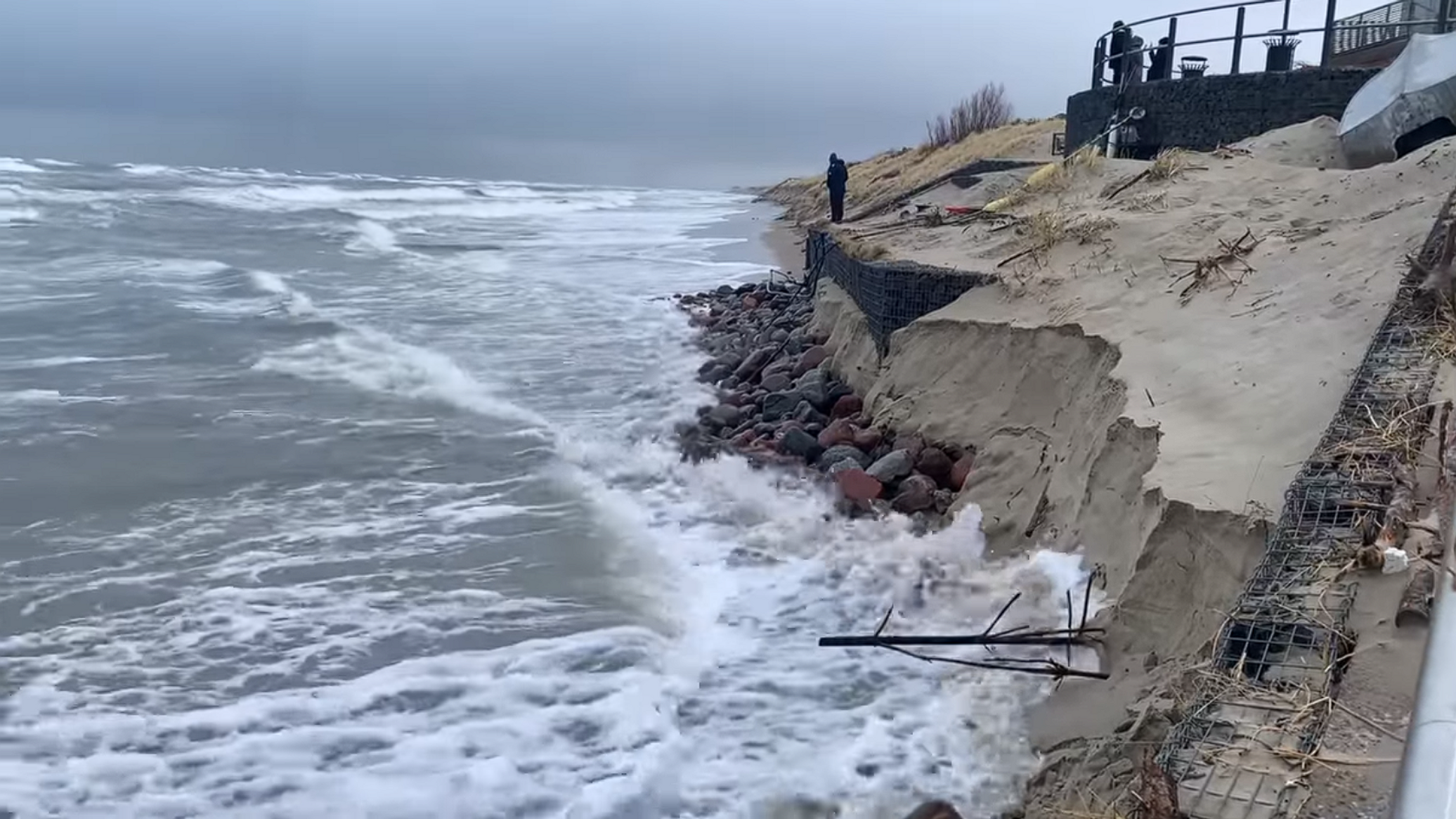 Смыло волной. Пляж в Пионерском после шторма. Последствия шторма в Абхазии 23 июля 2022 года. Последствия шторма в Крыму сегодня. Последствия шторма в Краснодарском крае в 1990 года.