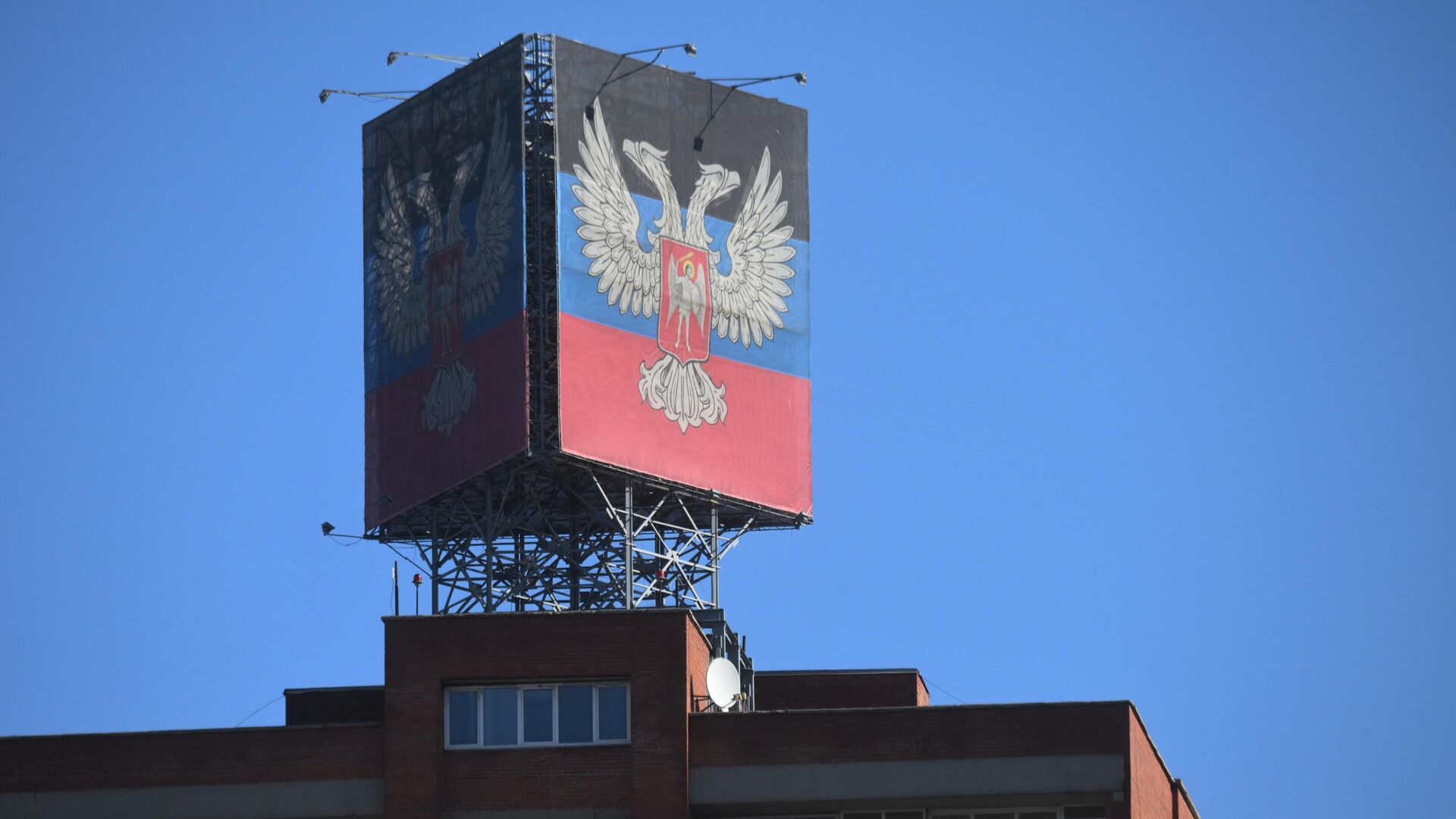 Reklaminė juosta su DLR vėliava ant pastato stogo Donecke - Sputnik Lietuva, 1920, 16.03.2022
