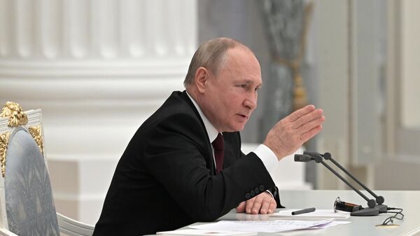 Владимир Путин выступает с обращением к россиянам. Прямая трансляция - Sputnik Литва