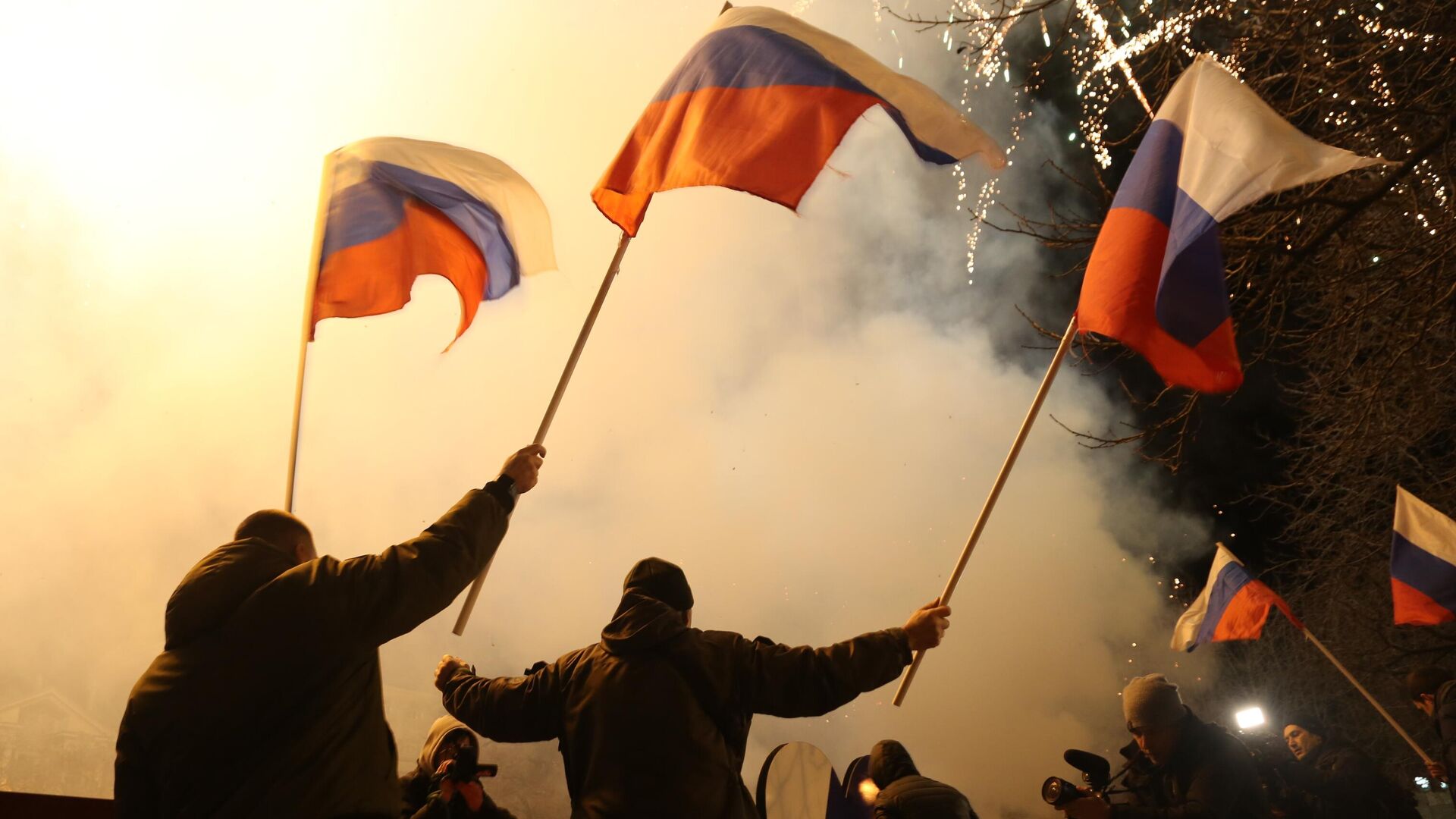 Жители Донецка празднуют признание Россией ДНР и ЛНР - Sputnik Литва, 1920, 22.02.2022