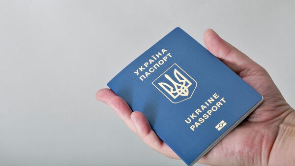 Украинский паспорт в руке, архивное фото - Sputnik Литва