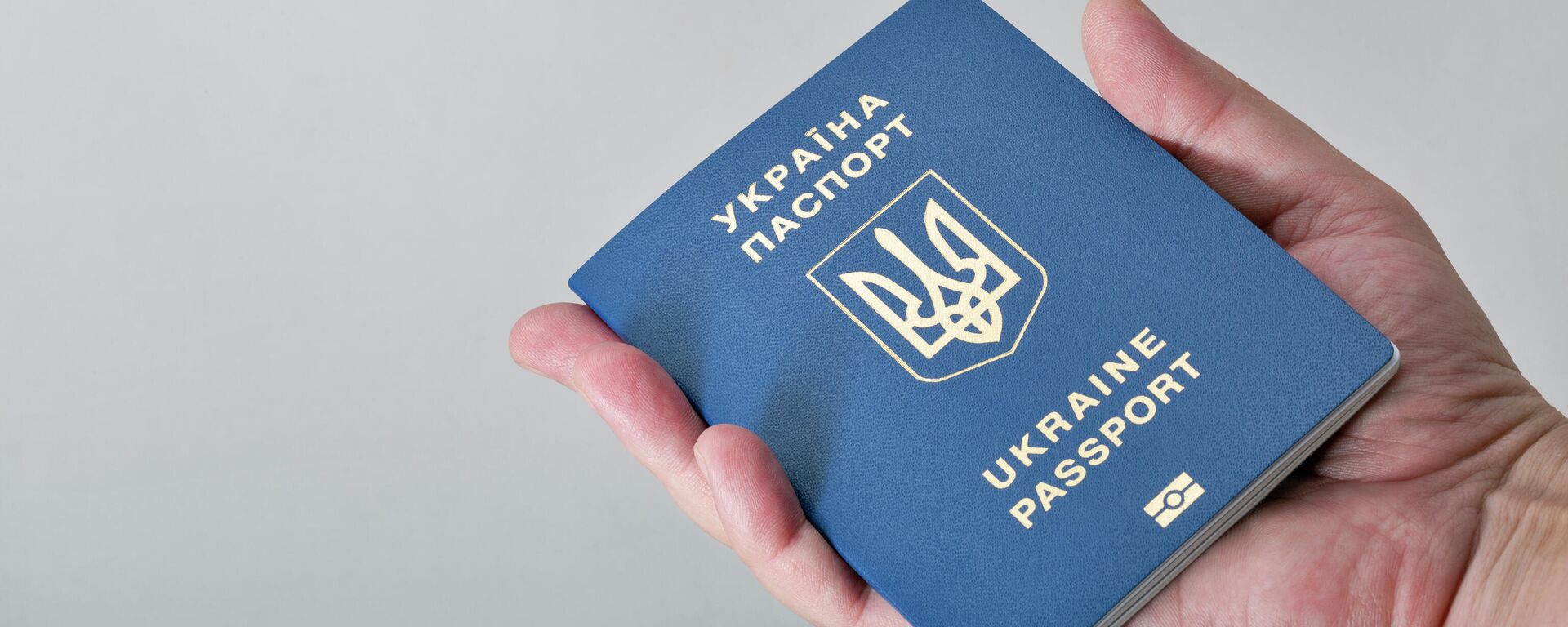 Украинский паспорт в руке, архивное фото - Sputnik Литва, 1920, 03.02.2023