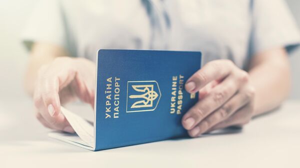 Украинский паспорт в руках, архивное фото - Sputnik Литва