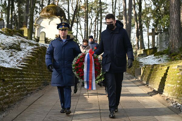 К мемориалу возложили венок и цветы. - Sputnik Литва