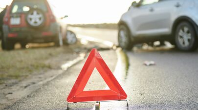 Знак аварийной остановки на дороге, архивное фото