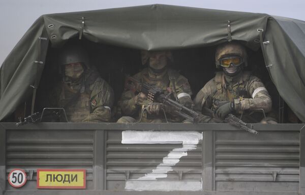 Penktadienio vakarą Rusijos kariškiai neitralizavo 211 karinės infrastruktūros objektų. Nuotraukoje: kariai sunkvežimyje Armianske. - Sputnik Lietuva