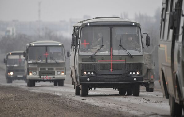 Ankstų ketvirtadienio rytą Rusijos prezidentas kreipimesi į rusus pareiškė, kad susiklosčiusios aplinkybės &quot;reikalauja ryžtingų ir neatidėliotinų veiksmų&quot;. Nuotraukoje: RF ginkluotųjų pajėgų greitosios pagalbos autobusai Armianske. - Sputnik Lietuva