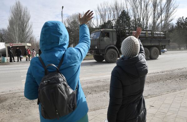 На фото: жители Армянска приветствуют колонну российской военной техники. - Sputnik Литва