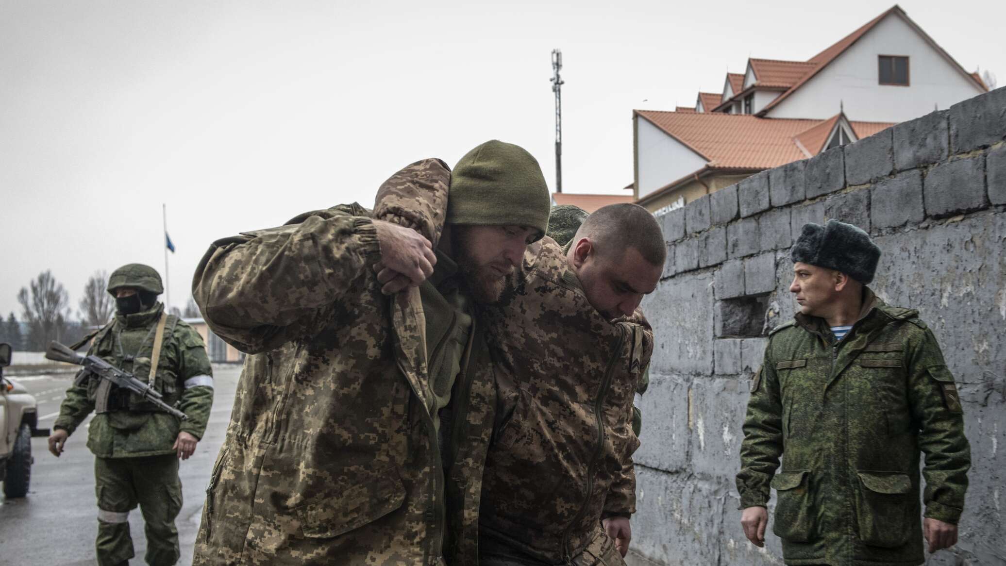 Человек сдавшийся в плен. Российские военнопленные. Пленные российские солдаты.