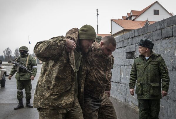 Jau pirmąją operacijos dieną Rusijos gynybos ministras Sergejus Šoigu įsakė su Ukrainos kariai elgtis pagarbiai. Nuotraukoje: Ukrainos armijos kariai, kurie savo noru pasidavė Luhanske. - Sputnik Lietuva