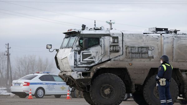 Универсальный бронеавтомобиль повышенной защищённости Тайфун-К на шоссе возле границы с Украиной в Белгородской области - Sputnik Литва