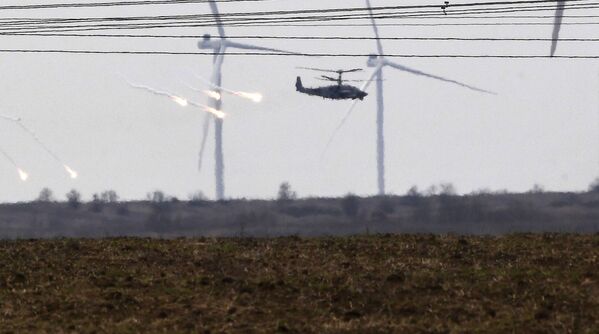 На фото: вертолет Ка-52М около колонны военной техники ВС РФ в Армянске. - Sputnik Литва