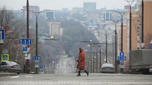 Женщина на одной из улиц в Донецке, архивное фото - Sputnik Литва