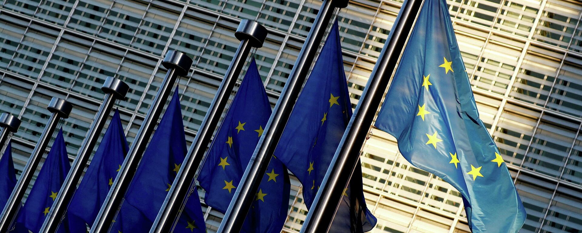 Флаги Европейского союза у штаб-квартиры Европейской комиссии в Брюсселе - Sputnik Литва, 1920, 02.03.2022