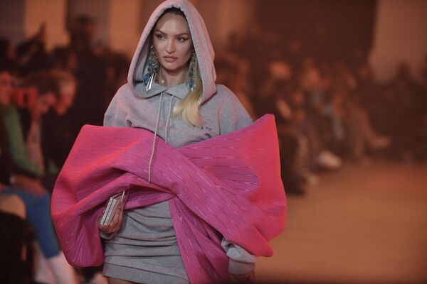 Pietų Afrikos modelis Candice Swanepoel pristato drabužius Moterų rudens/žiemos 2022/2023 &quot;Reay-to-Wear Off-White&quot; kolekcijos šou Paryžiaus mados savaitės metu - Sputnik Lietuva