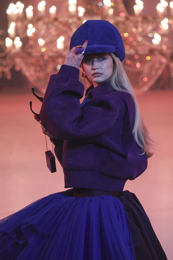 Modelis iš JAV Gigi Hadid dėvi naują Moterų rudens/žiemos 2022/2023 &quot;Reay-to-Wear Off-White&quot; drabužių kolekciją. - Sputnik Lietuva