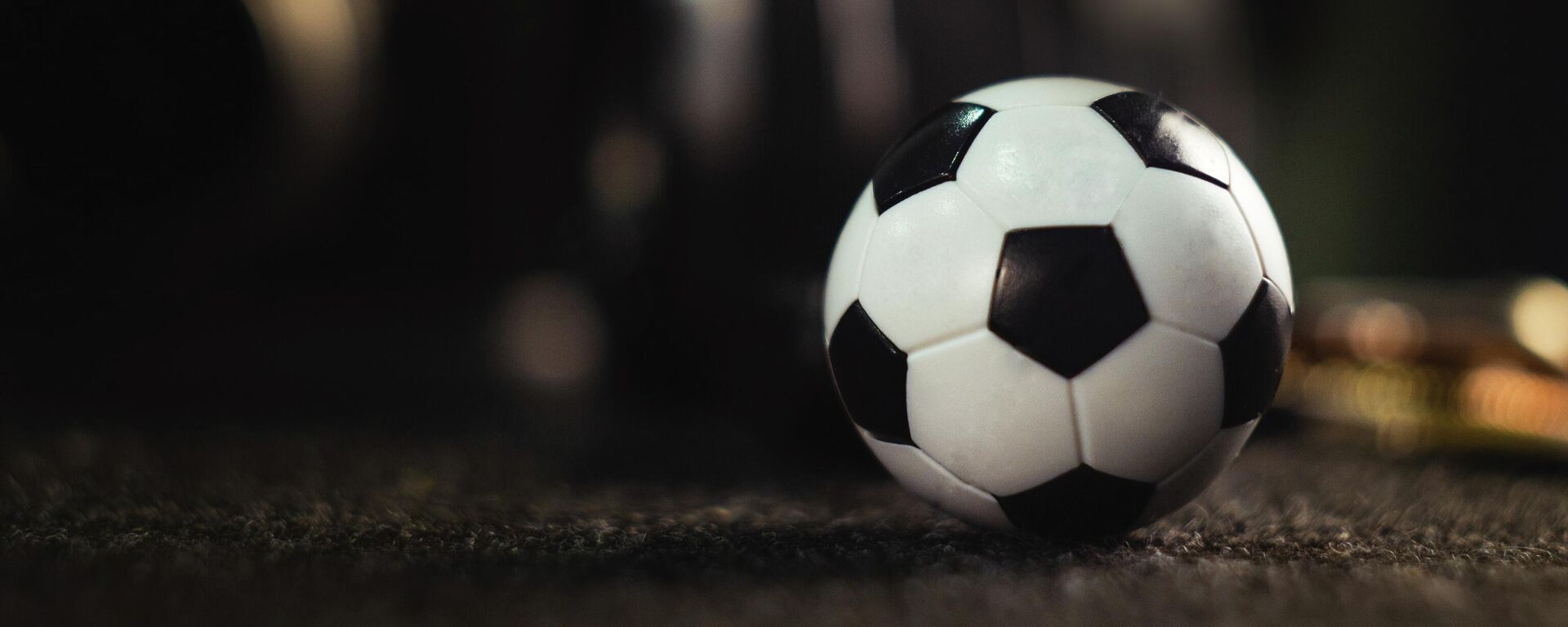 Футбольный мяч, архивное фото - Sputnik Литва, 1920, 04.03.2024