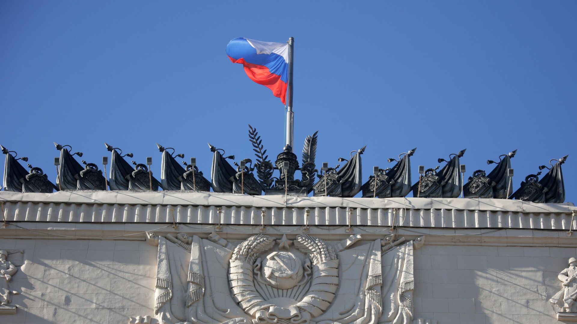 Флаг России на здании Министерства обороны РФ в Москве, архивное фото - Sputnik Литва, 1920, 17.06.2022