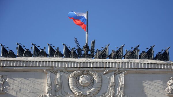 Флаг России на здании Министерства обороны РФ в Москве, архивное фото - Sputnik Литва